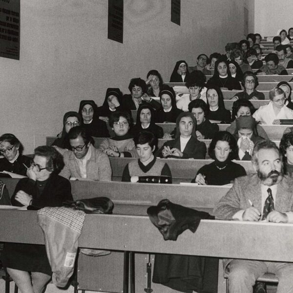 Aula anni 70 con un uomo in prima fila