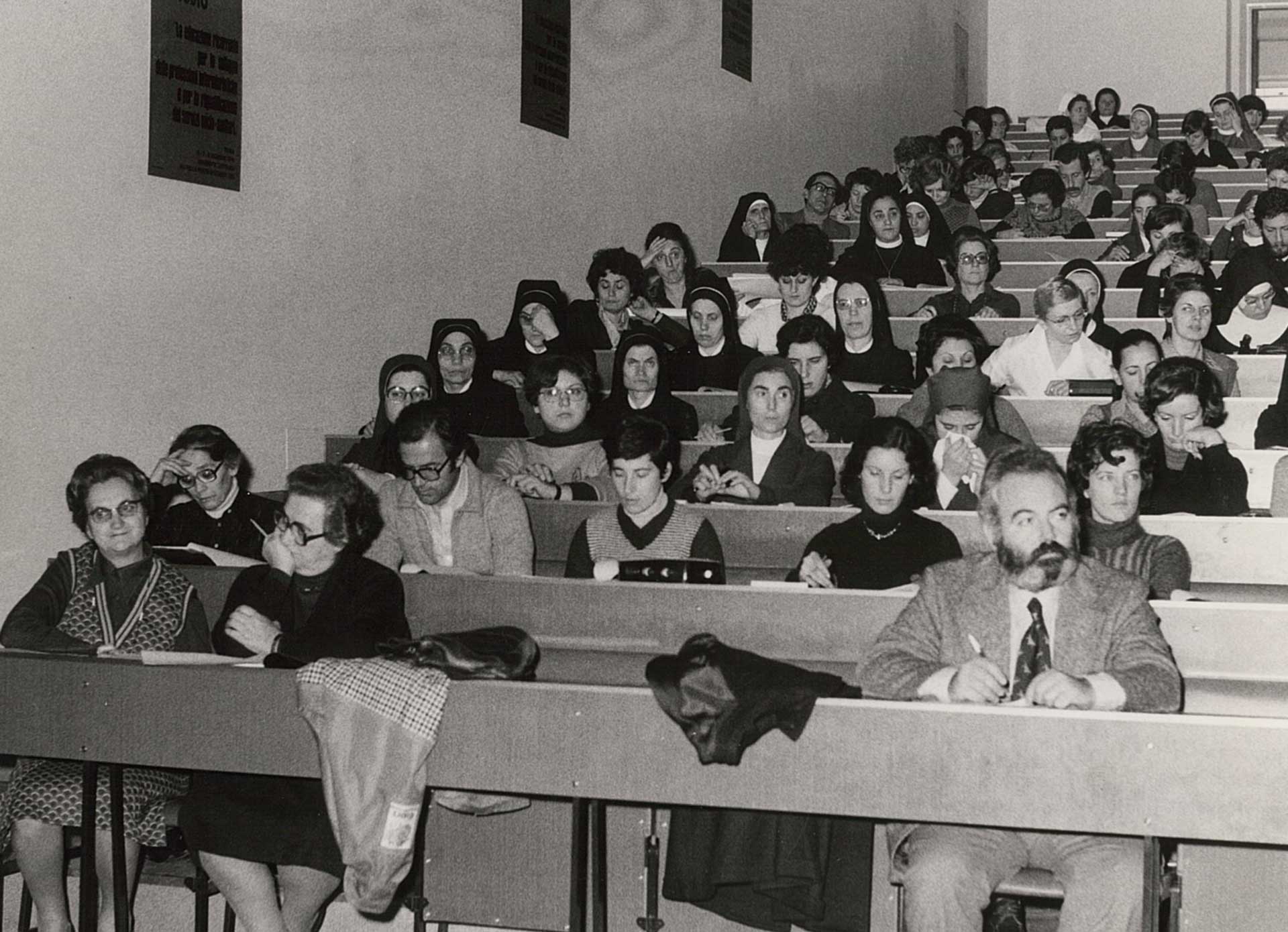 Aula anni 70 con un uomo in prima fila