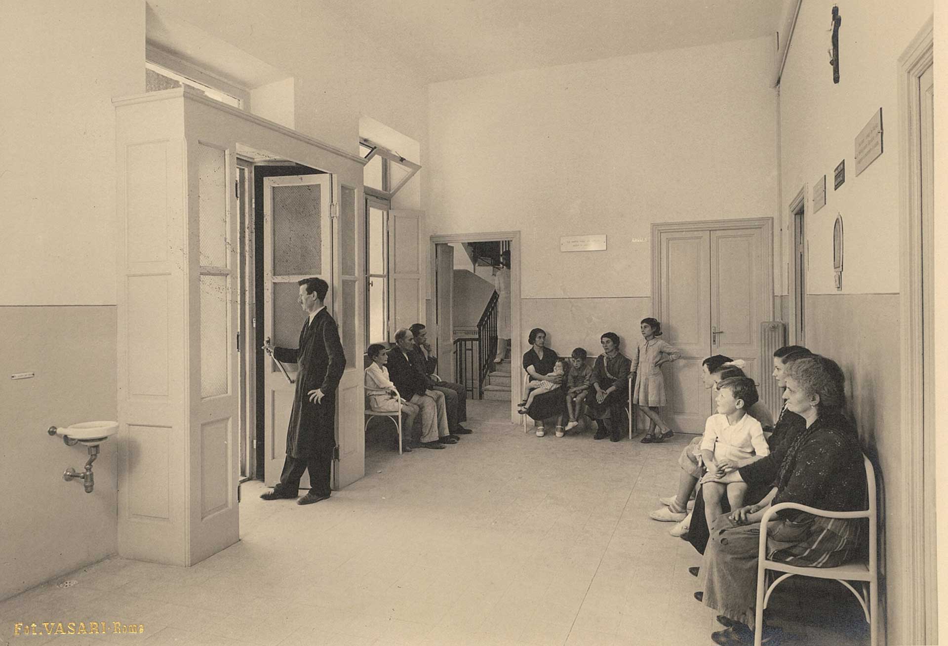 immagine anni 70 di un ambulatorio medico