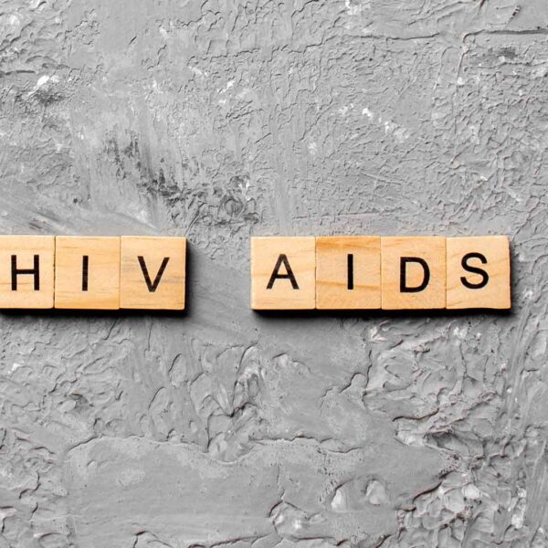 BLOCCHI DI TESTO con scritto HIV e AIDS