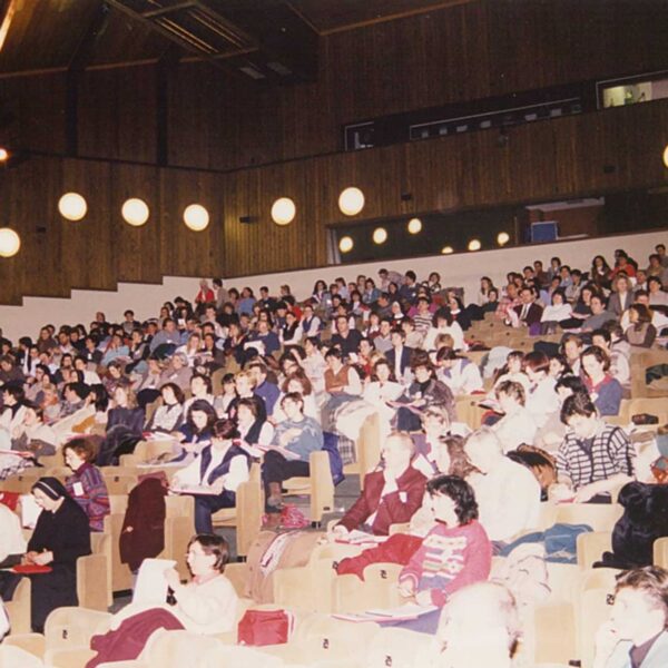 aula gremita di persone