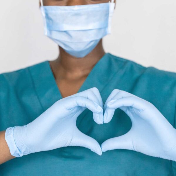 infermiere fa il segno del cuore con le mani