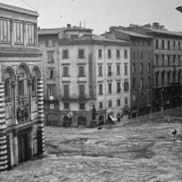 Alluvione in Toscana 1966, piazza Duomo allagata