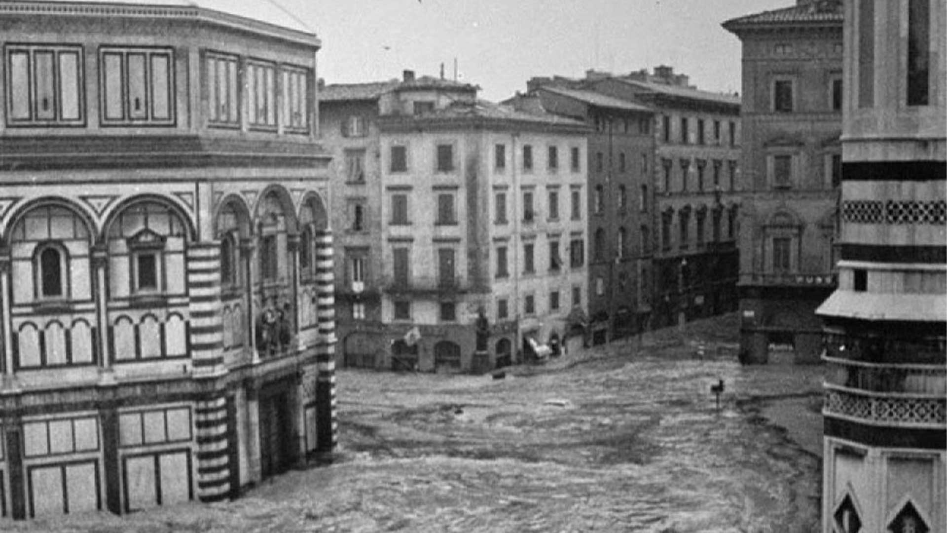 Alluvione in Toscana 1966, piazza Duomo allagata